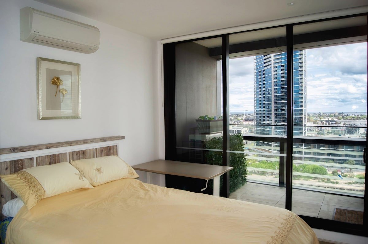 270 Degree Waterfront View*2 Bed*Free Carpark gallery image 5