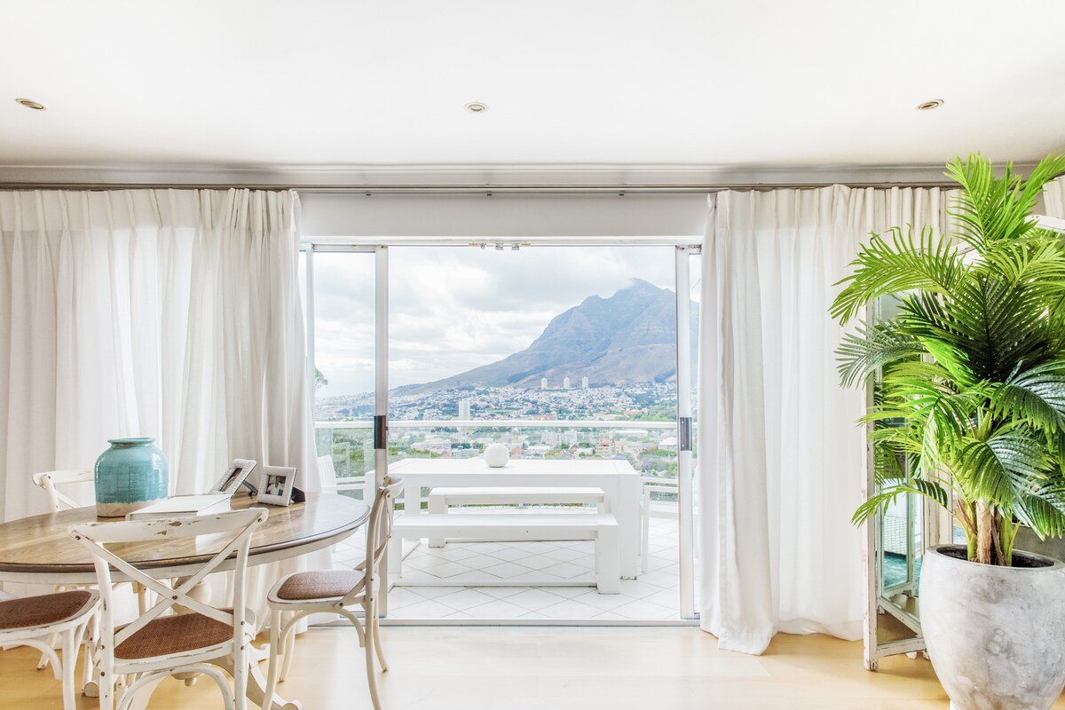 Cape Town Villa. Exquisite View of Table Mountain gallery image 3