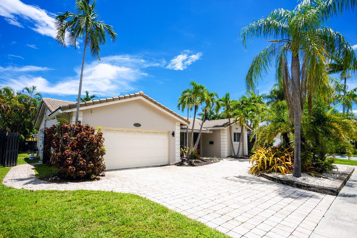 Deluxe 5BR/3BA Villa in Hollywood Lakes near Beach gallery image 4