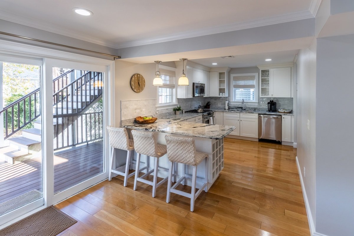 2 Levels, Gourmet Kitchen Minutes to Ocean Dr gallery image 4