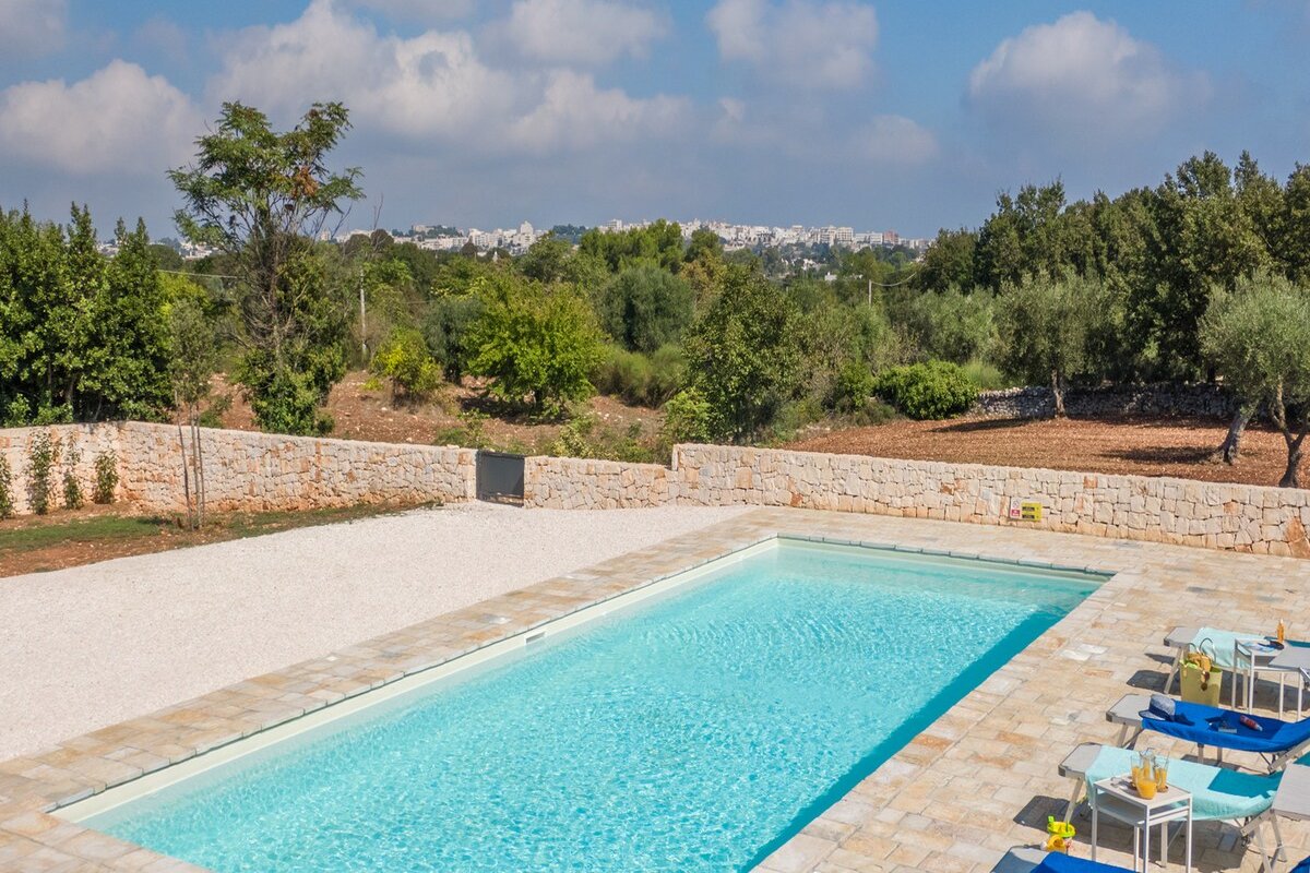 Spacious Ostuni 2 bed villa with large pool & BBQ gallery image 4