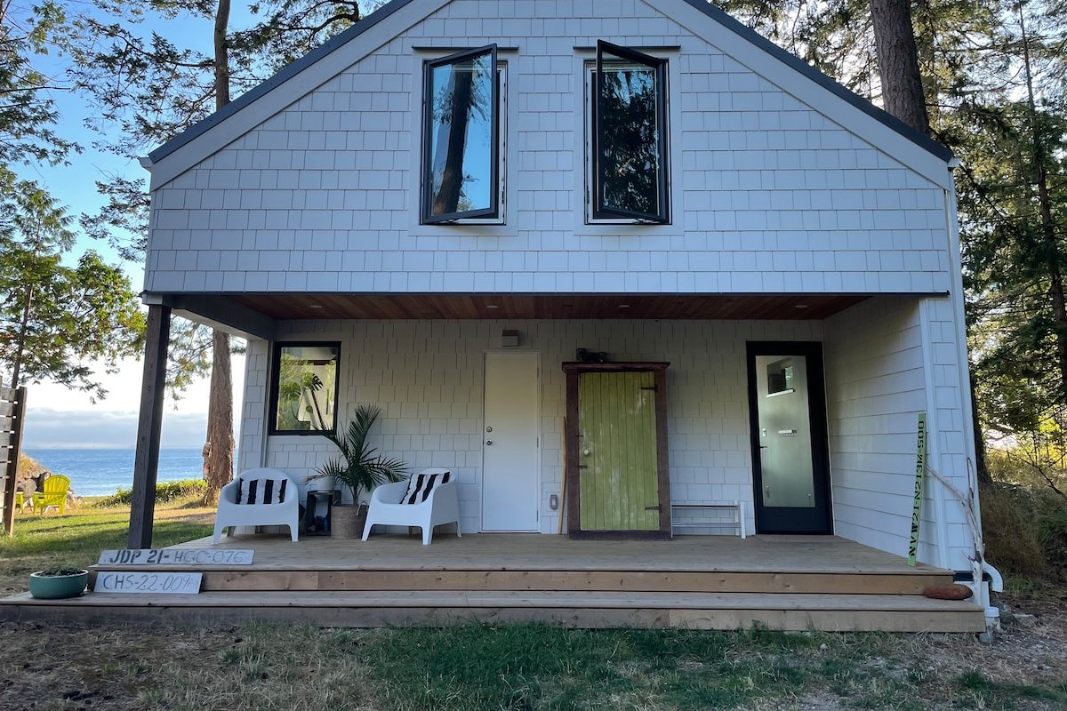 SALT Oceanfront Cottage! gallery image 2