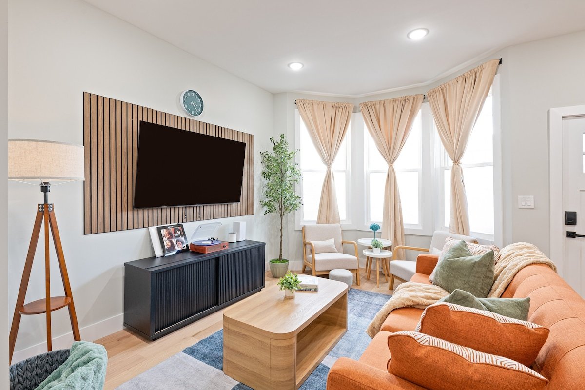 Modern 4BR w/ Yard+Gameroom|PATH+Bus Access to NYC gallery image 3