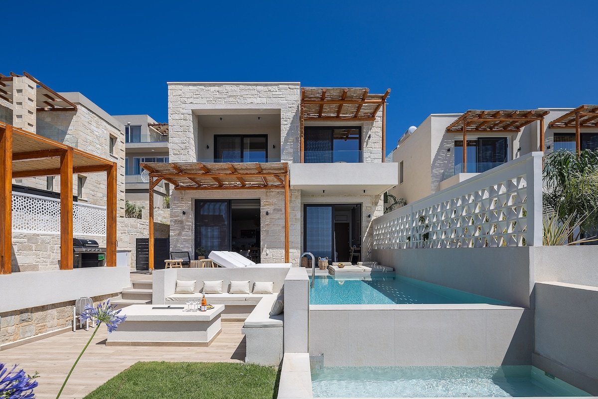 Villa Domenica I Free car & free* heated pool! gallery image 4