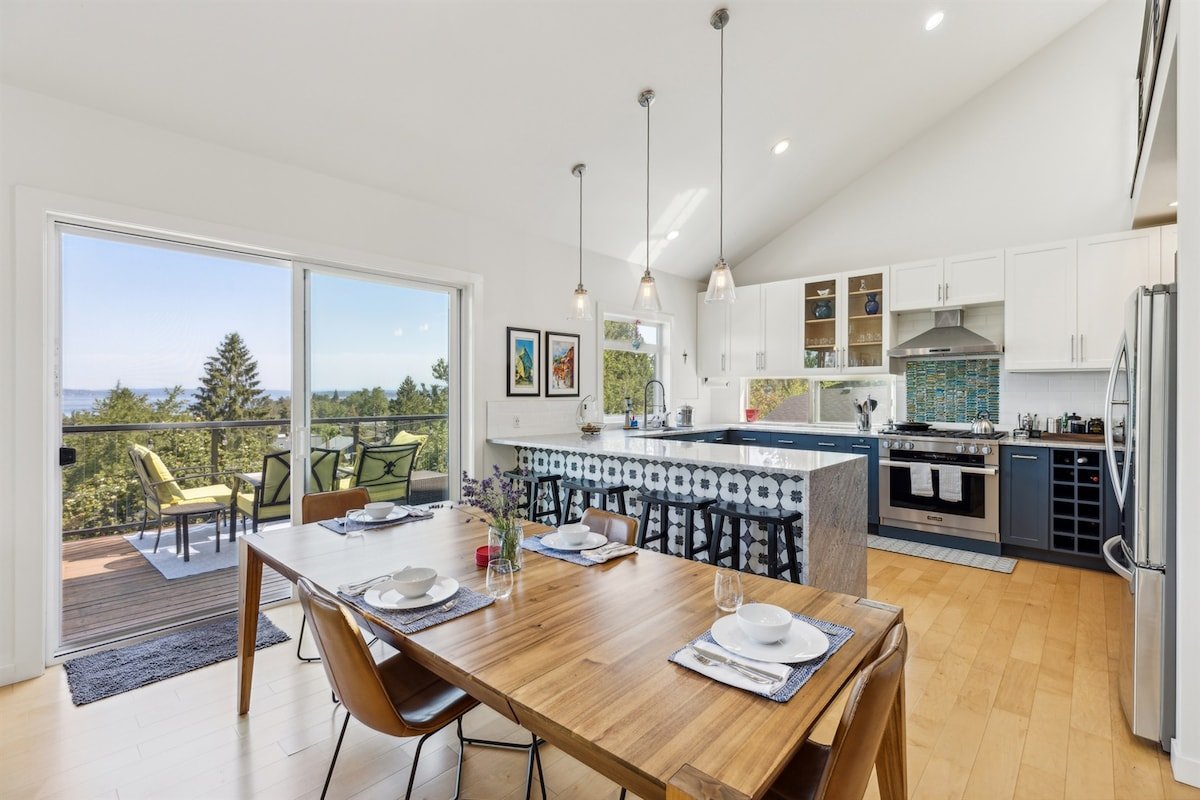 4-Bd w/ AC, Walk to Light Rail, Yard, VIEW Dog OK! gallery image 2