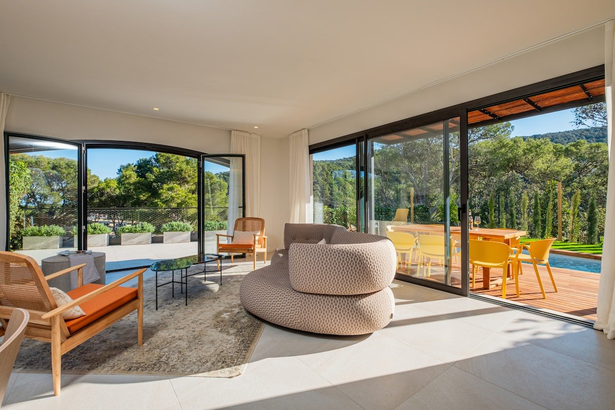 Newly Renovated Seaside Home gallery image 5