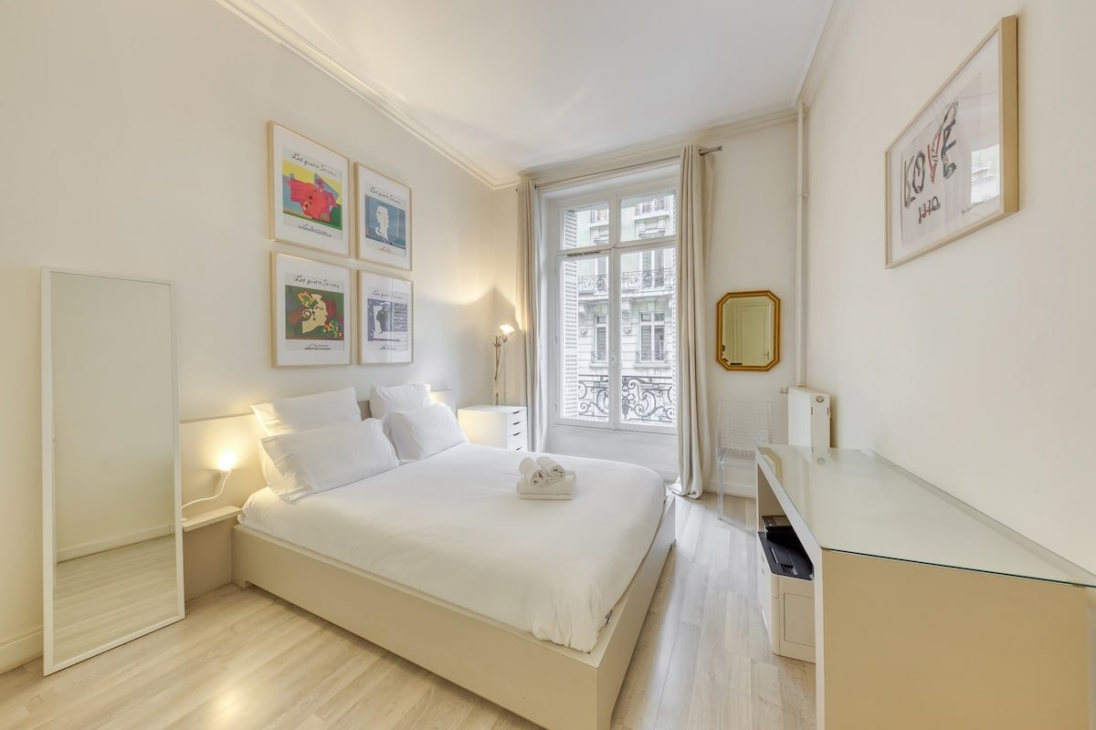 PARIS 8eme : Amazing 200 m2 flat gallery image 4