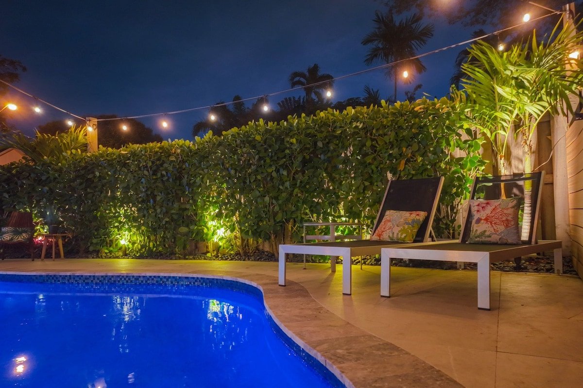 WALK to Las Olas sleeps 8 Pool gallery image 3