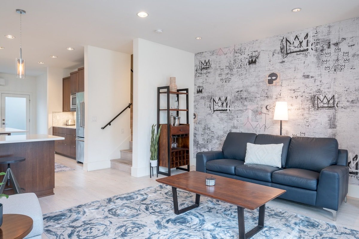 Modern home blocks from trendy Mississippi Ave gallery image 4