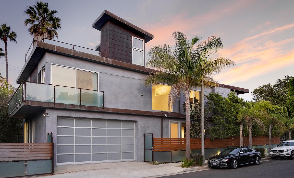 Architectural Masterpiece with Roof Deck gallery image 3