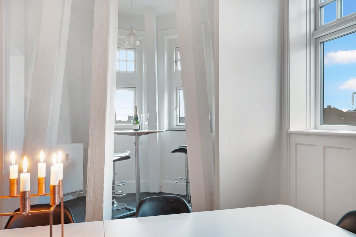 DESIGN. COMFORT. LOCATION. MASSIVE 250sqm. ENJOY! gallery image 5