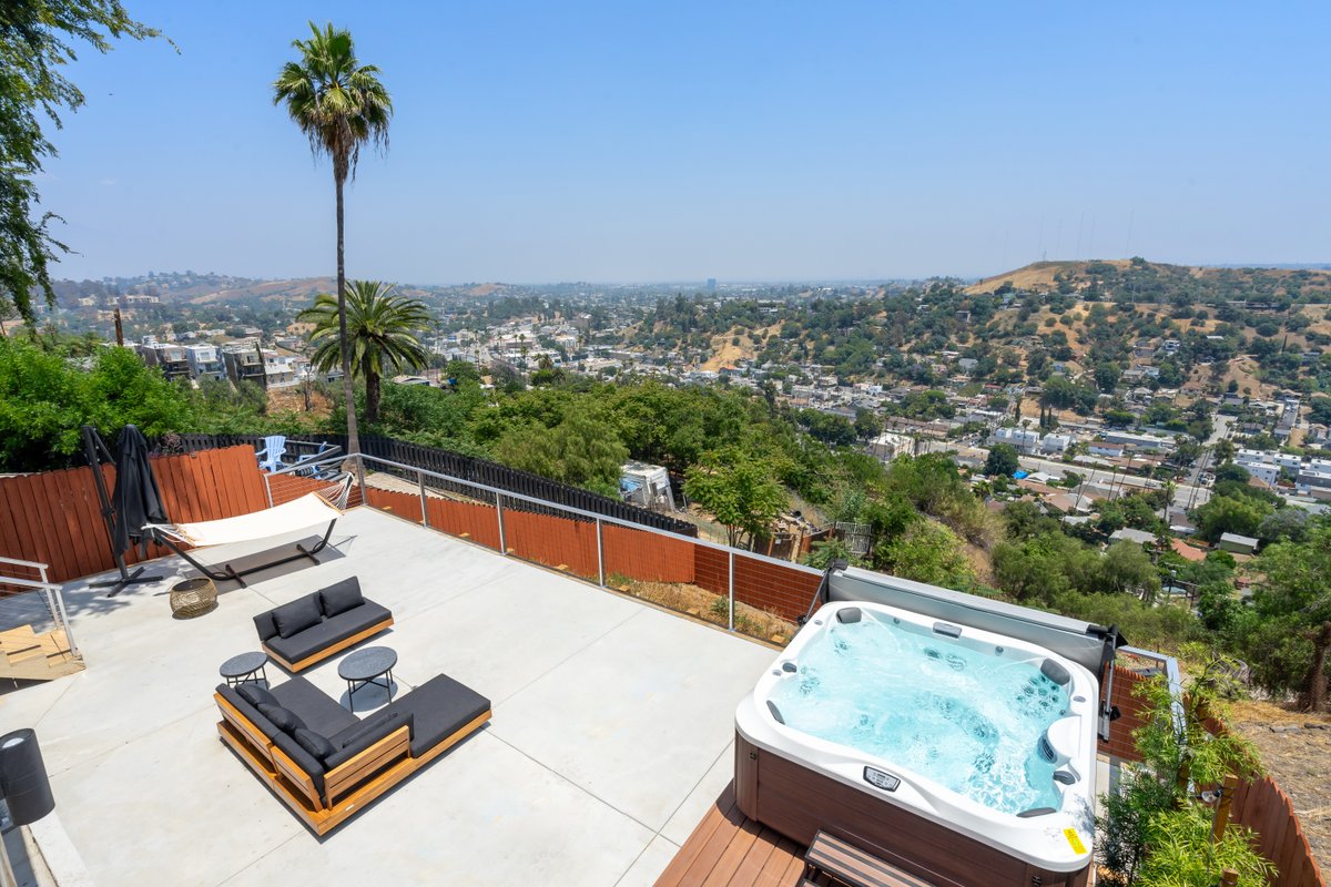 Skyline Sanctuary: Luxe Escape with Stunning Views