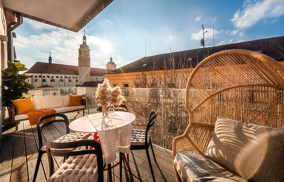 OLD TOWN 4BR James Bond Apartment + Terrace gallery image 2