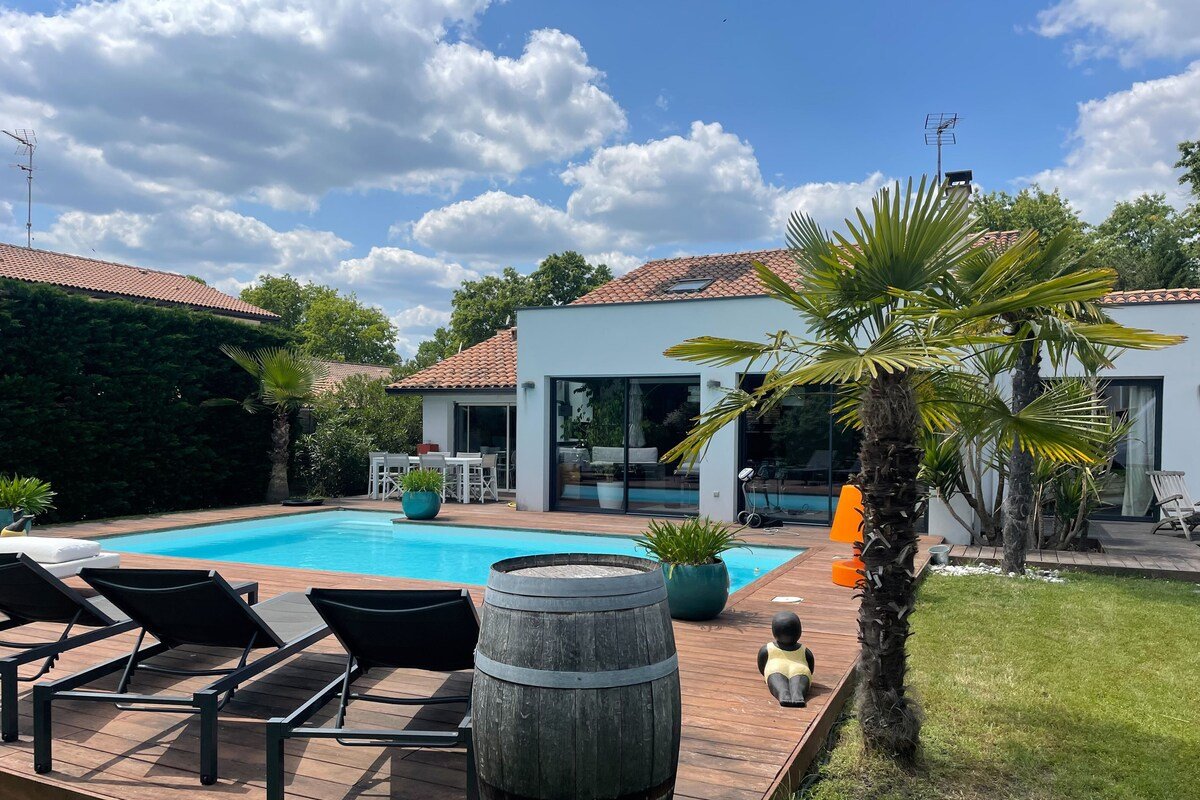 Belle demeure, jardin, piscine gallery image 3