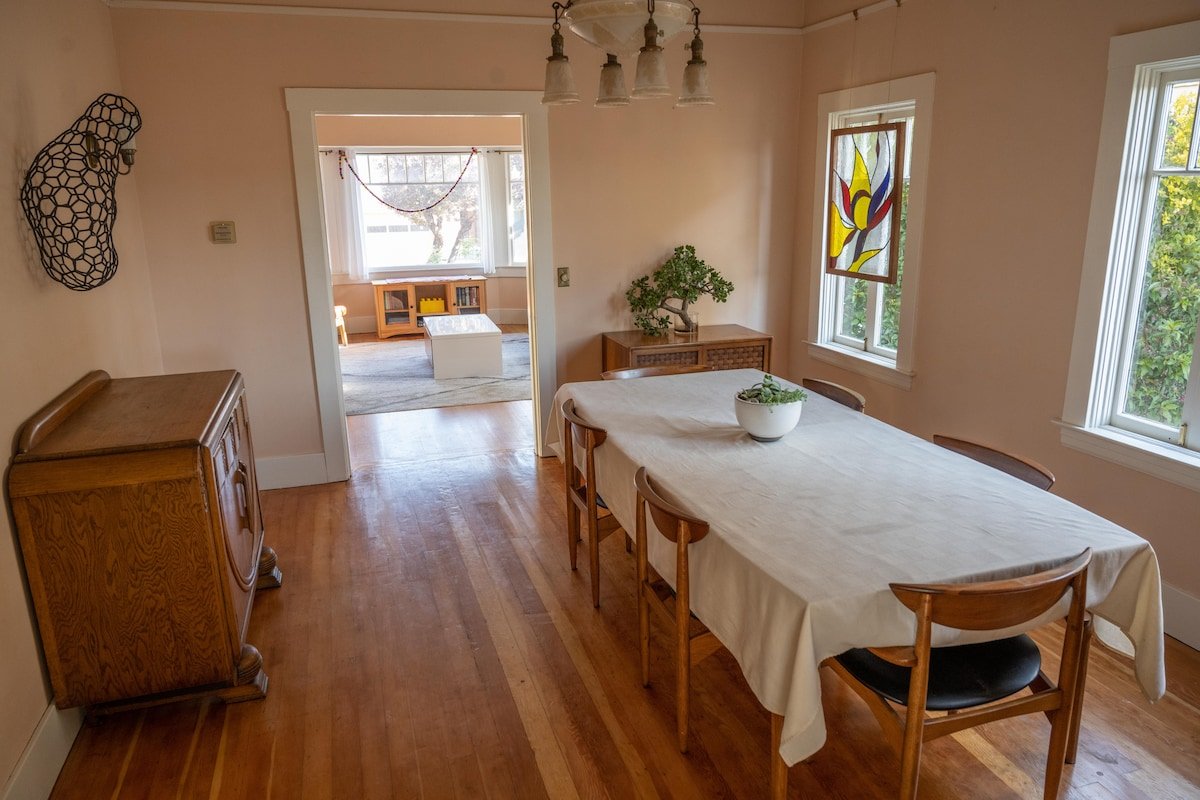 Spacious House & Garden for 8+ (Free Parking) gallery image 4