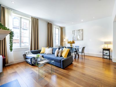 Mayfair’s Finest: Modern 2 bedroom apartment!
