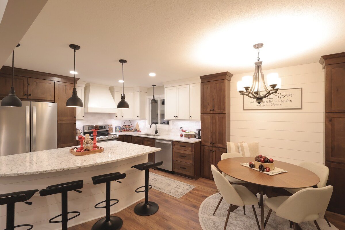 2 King Bed | Fireplace | Disney+ gallery image 4