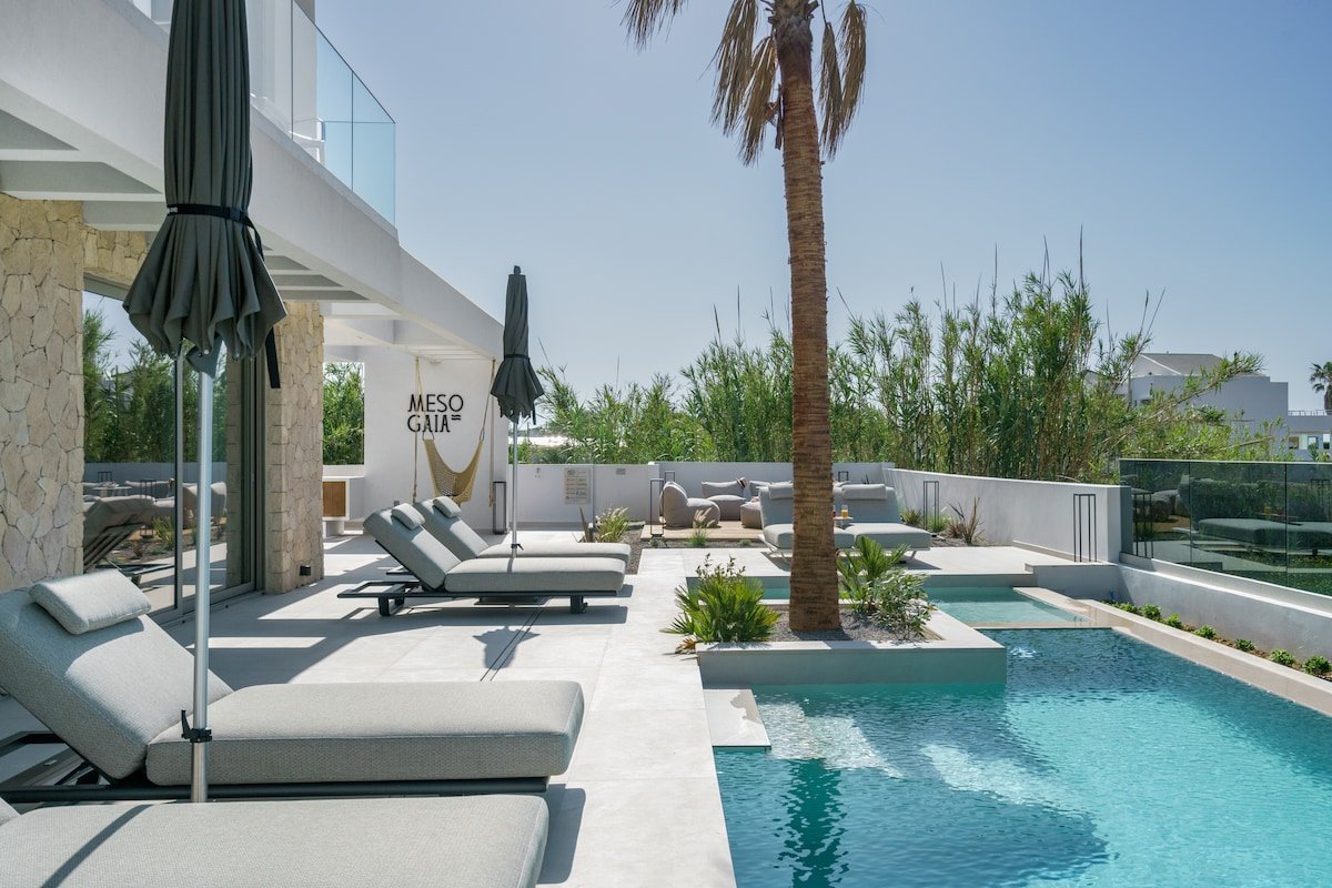 Beachfront Villa with heated Pool/Hot Tub/Playroom gallery image 3