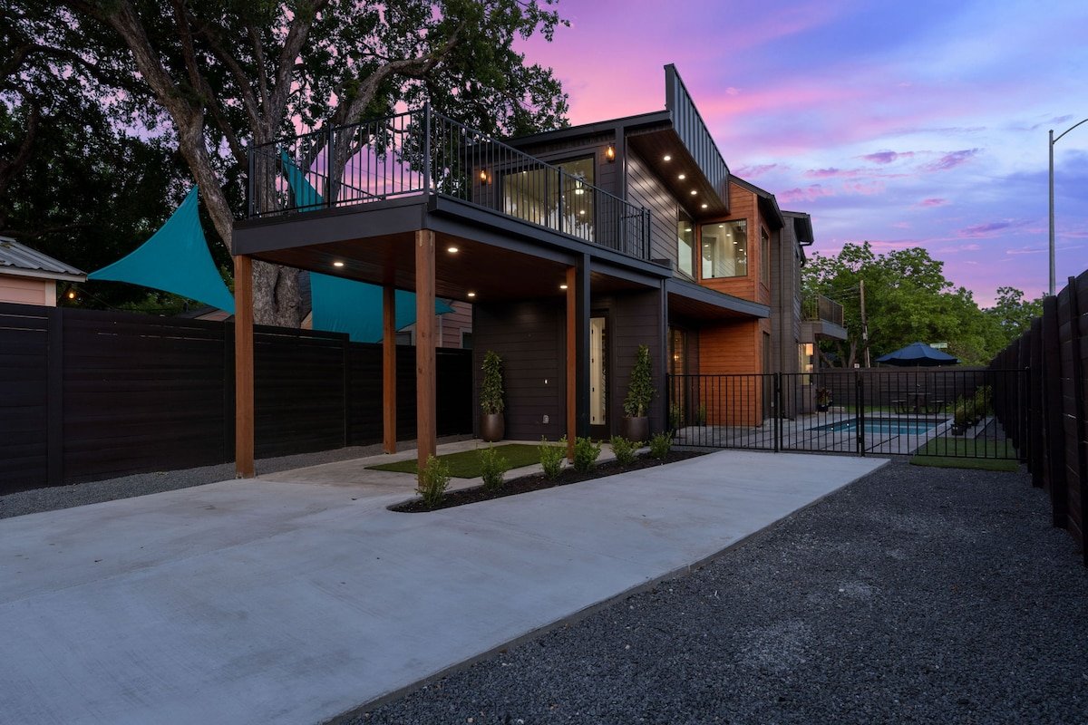 Luxury Downtown, UT Games, Pool, 6 Cars gallery image 5