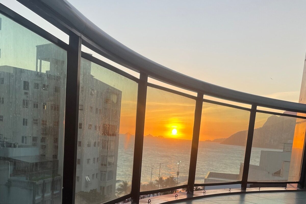 30 secs to the beach, 3 balconies, 2 bdrms ensuite gallery image 4