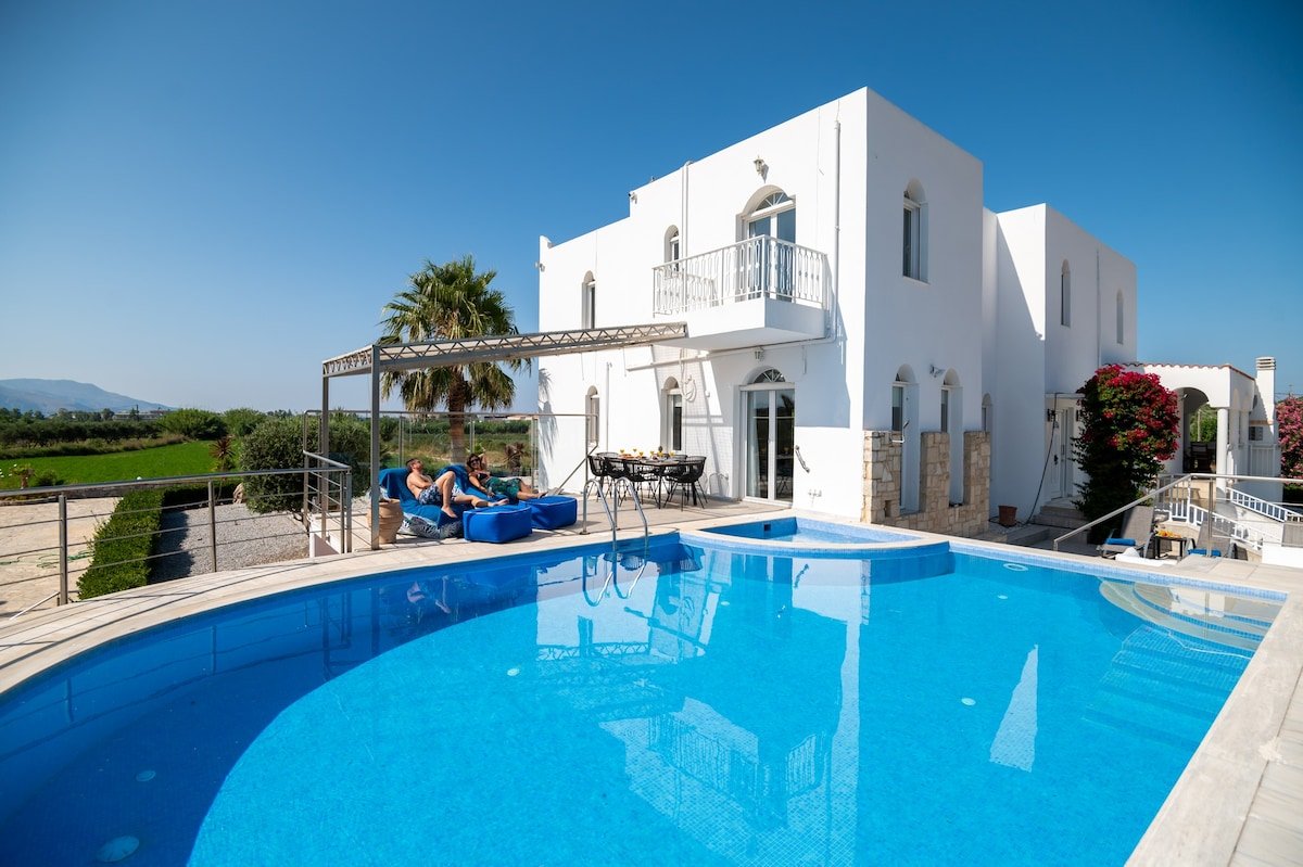 Santo Villa, walking distance to beach & amenities gallery image 3