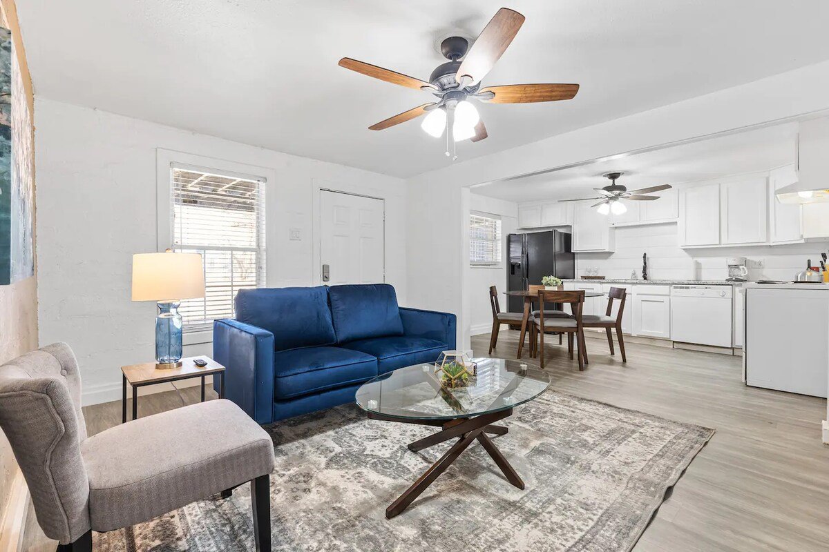 Spacious TCU 2 Living Rooms, 4BD gallery image 2