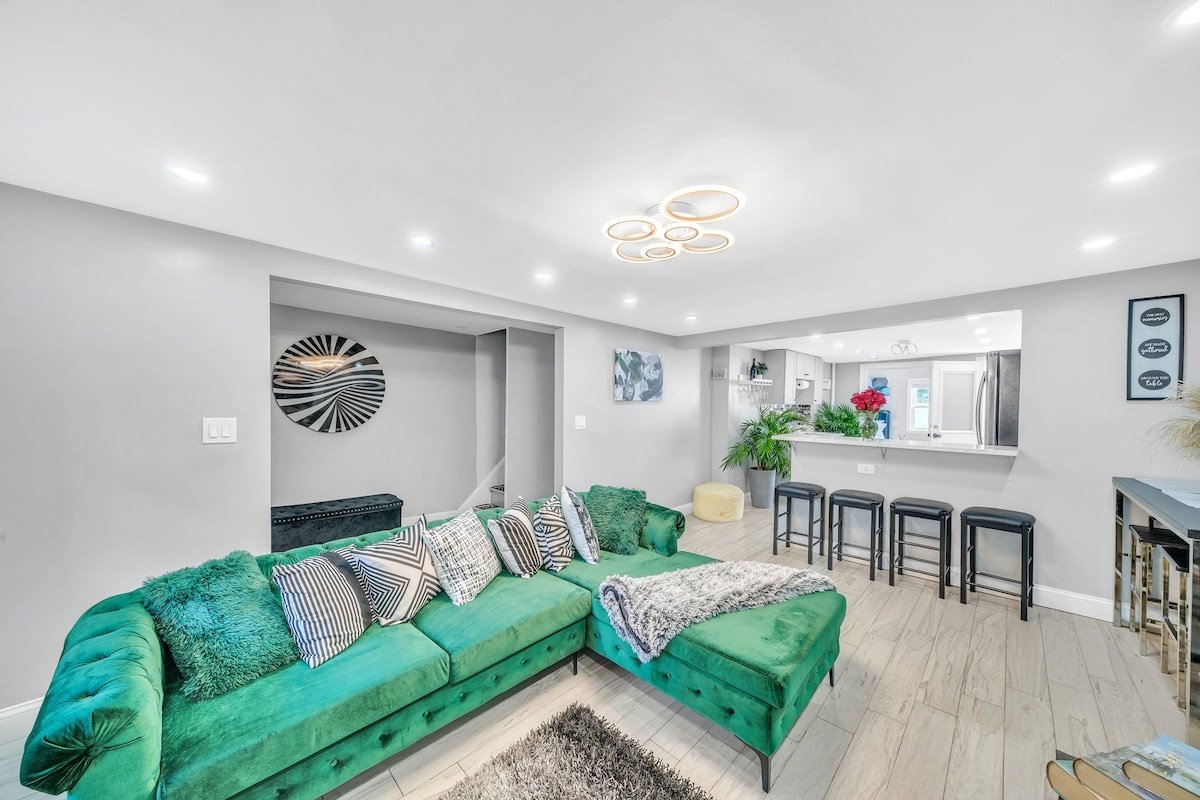 3 Bedroom Duplex w Large Backyard gallery image 2