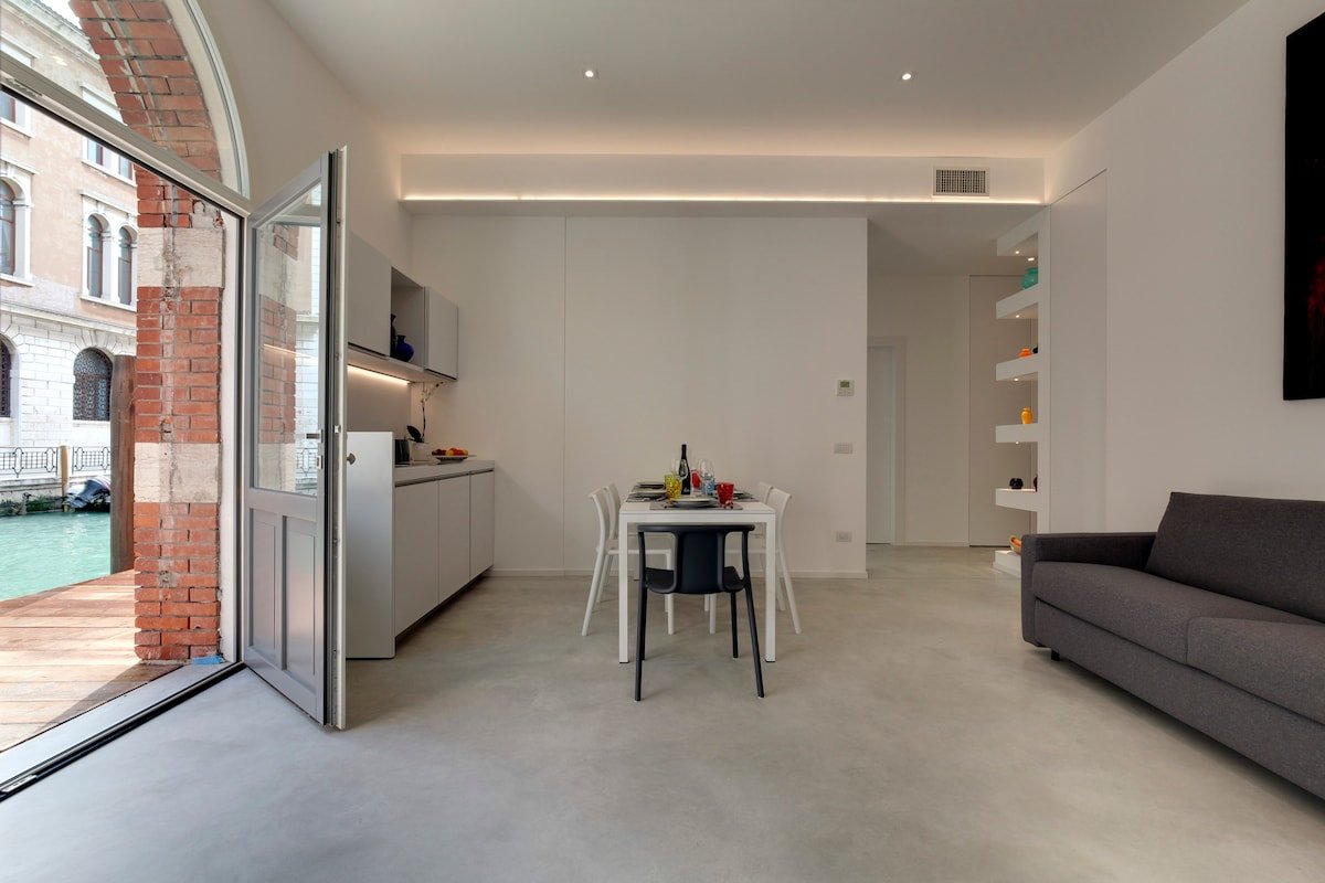 Terrace Luxury Loft, perfect for 14 people! gallery image 2