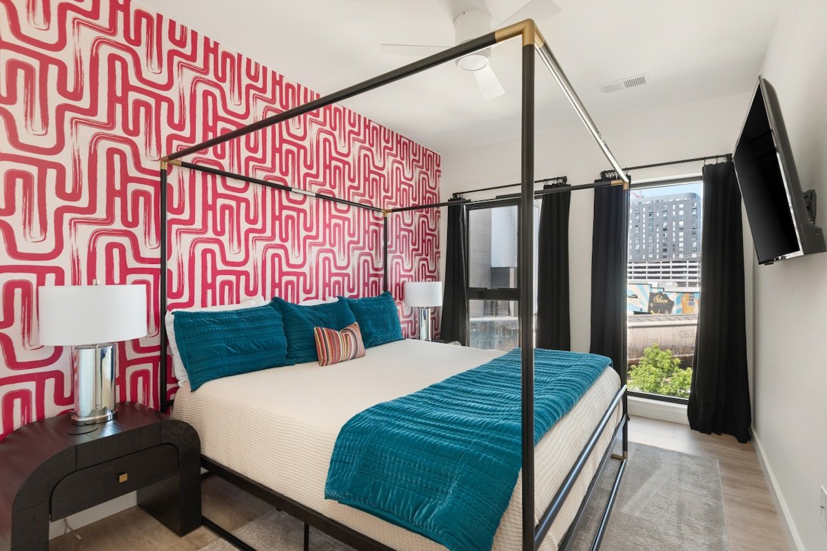 Hyve at the Hyve: Large Disco Condo near Broadway! gallery image 4