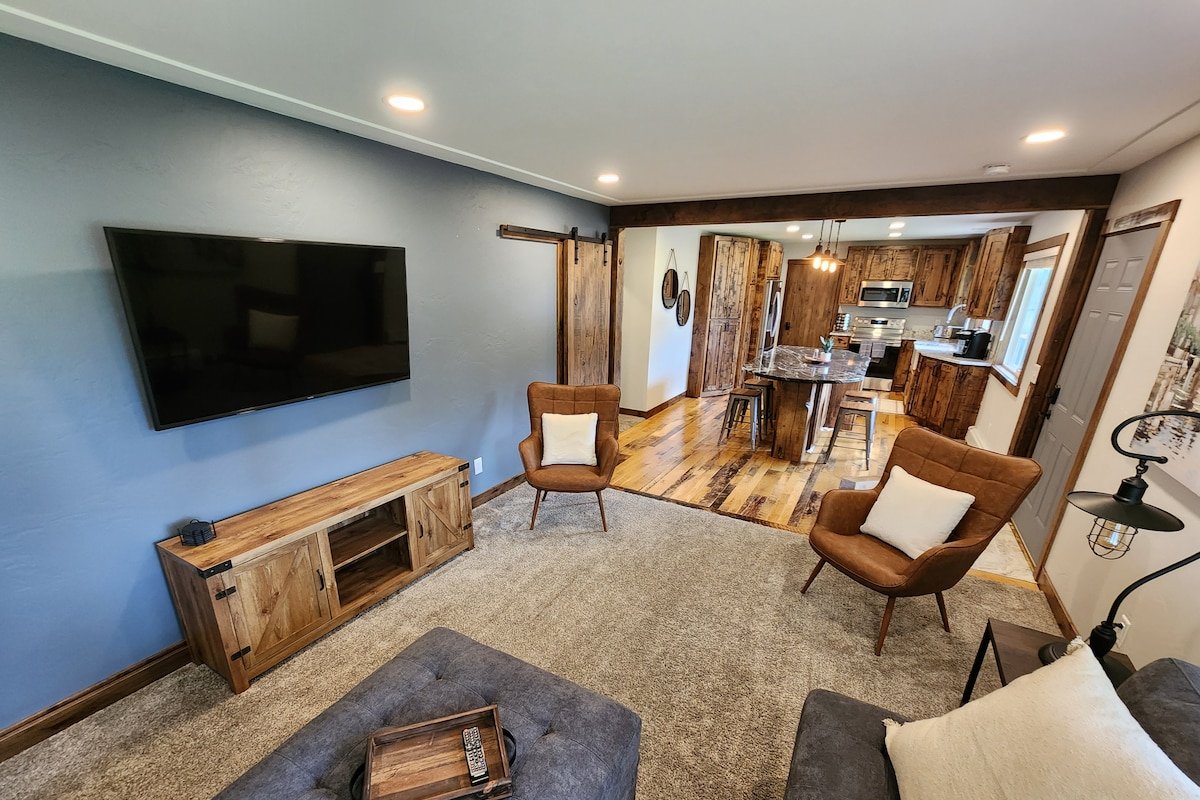 Luxurious remodel near historic downtown Hudson! gallery image 5