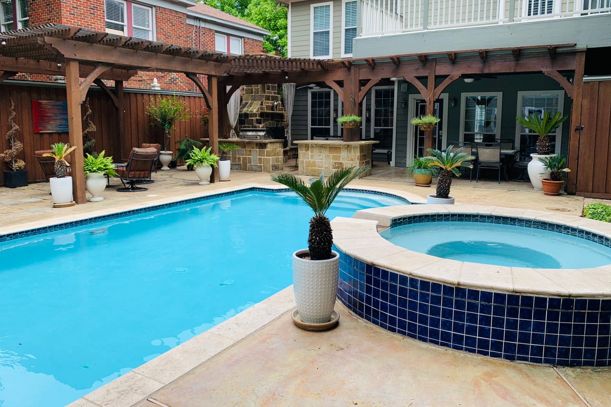 Luxury home, Pool & Spa, steps from Cedar Springs