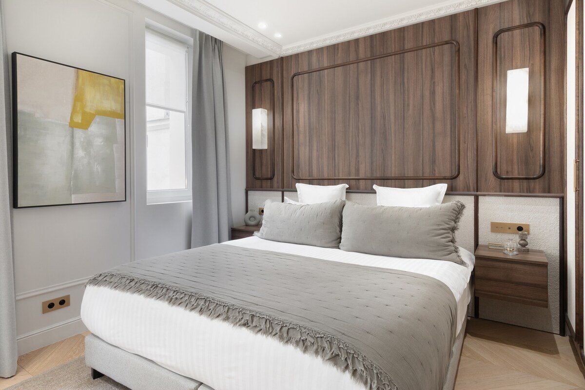 A Sophisticated 1-BR with Services in Louvre gallery image 2