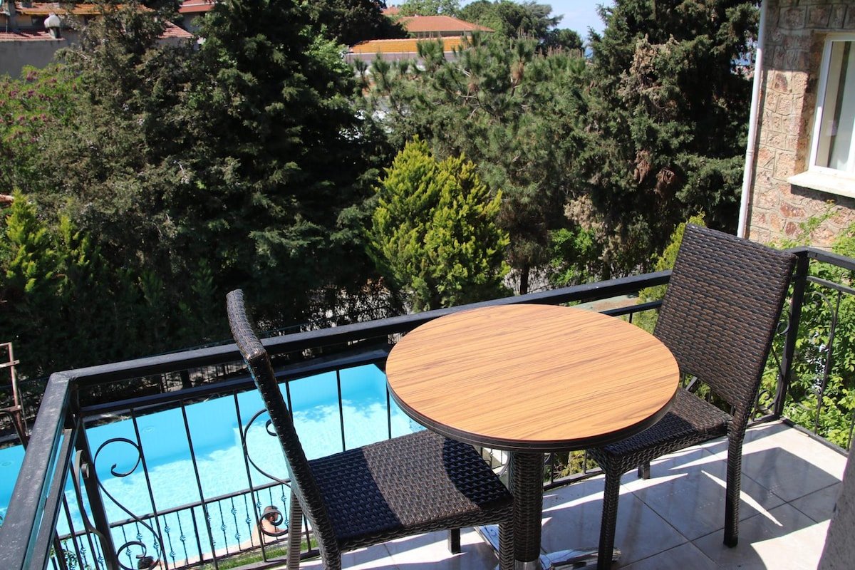 Middle Apartment (Pool View) gallery image 2