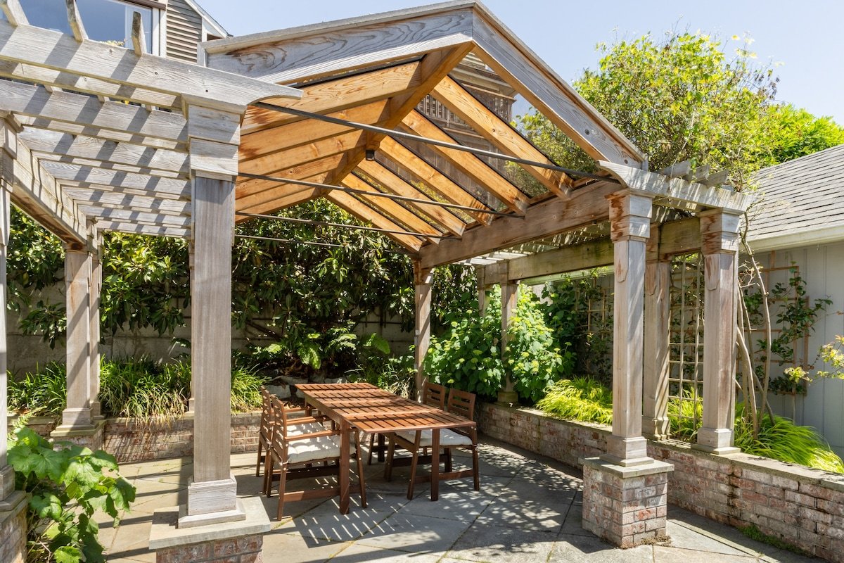 Spacious Sycamore Retreat on Phinney with View gallery image 5