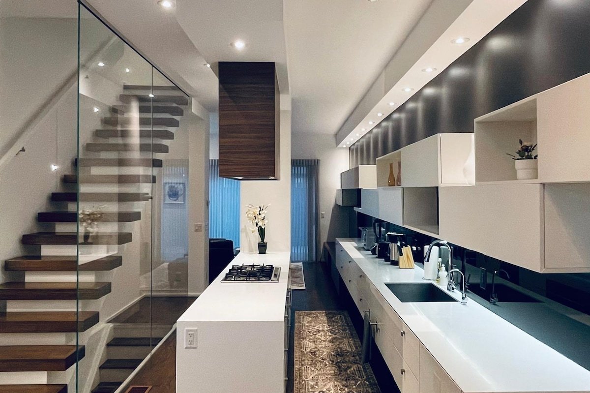 Chic 3BR w/ Parking, King Bed, Full Kitchen, Wifi gallery image 3