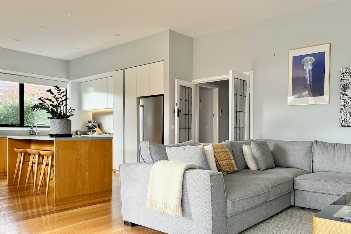 Renovated 3BR Bungalow, Near Train & Market gallery image 4