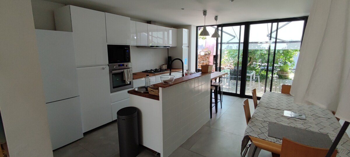 180 M2/4 lits/clim/tram/gare/parking option/filet gallery image 3