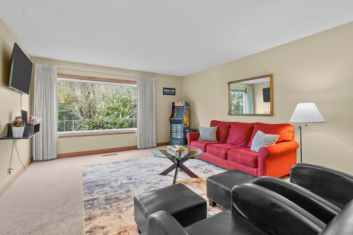 *10% Off* Cozy & Rare Riverfront Home with HotTub gallery image 5