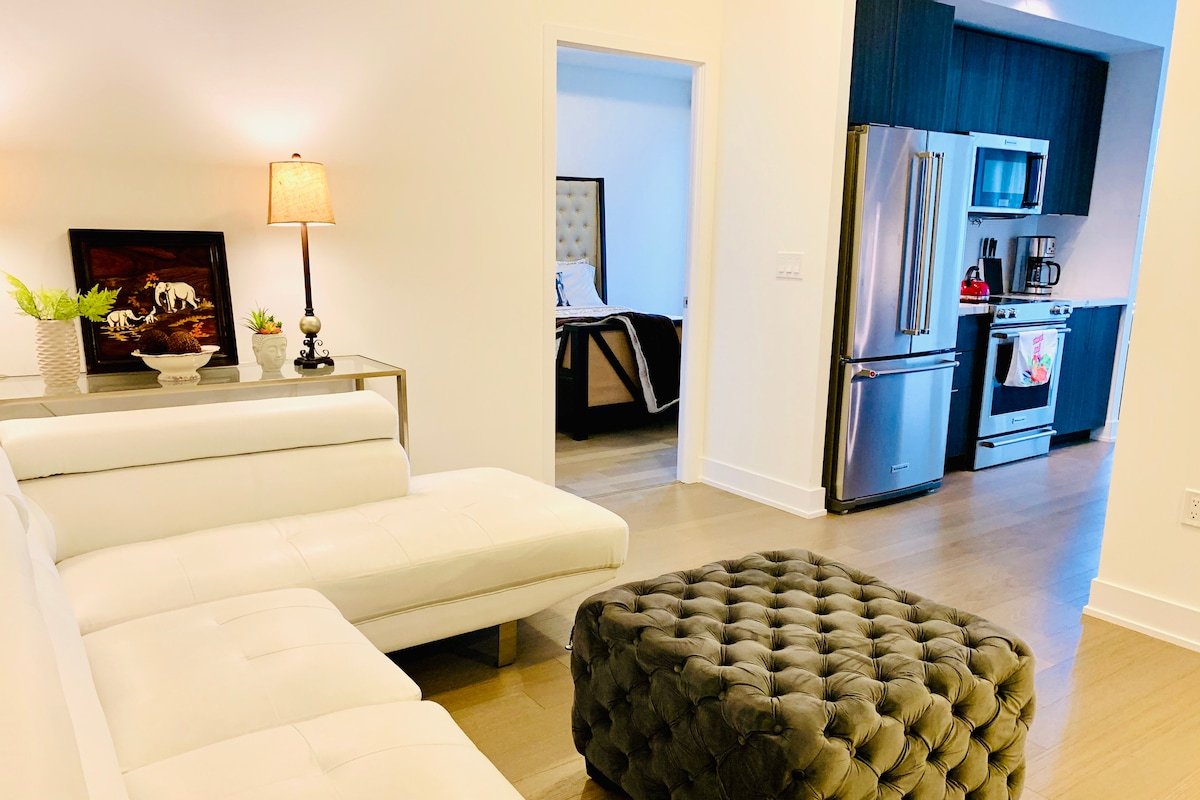 Luxury Lakefront Oasis – Stunning Views | 9 Guests gallery image 5