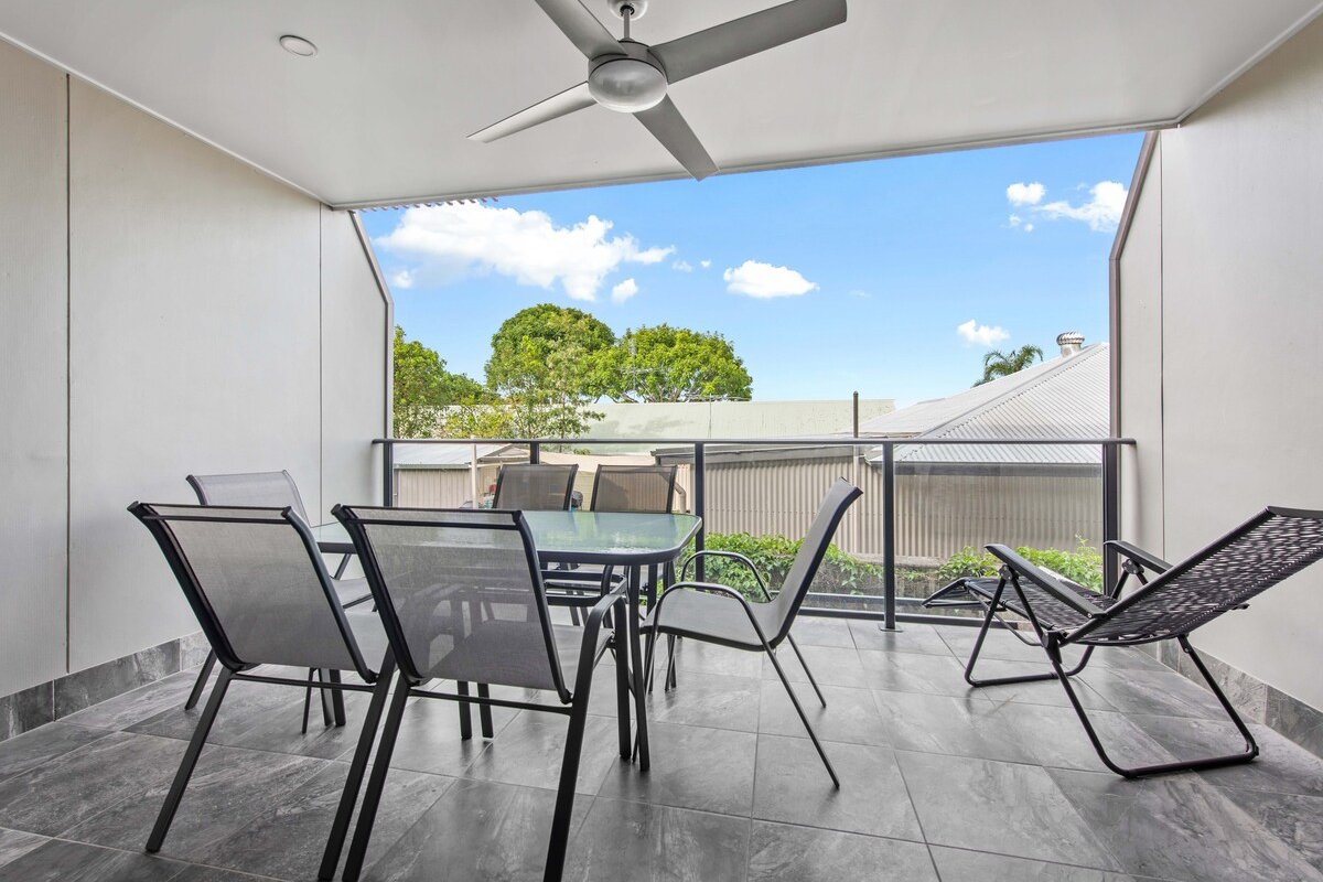 Spacious + Convenient! 3Bed/2.5Bath/1Car~Townhouse gallery image 3