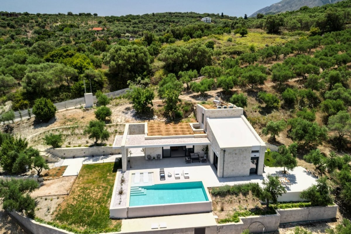 Spacious Villa*Private Pool with Hydromassage*BBQ gallery image 3