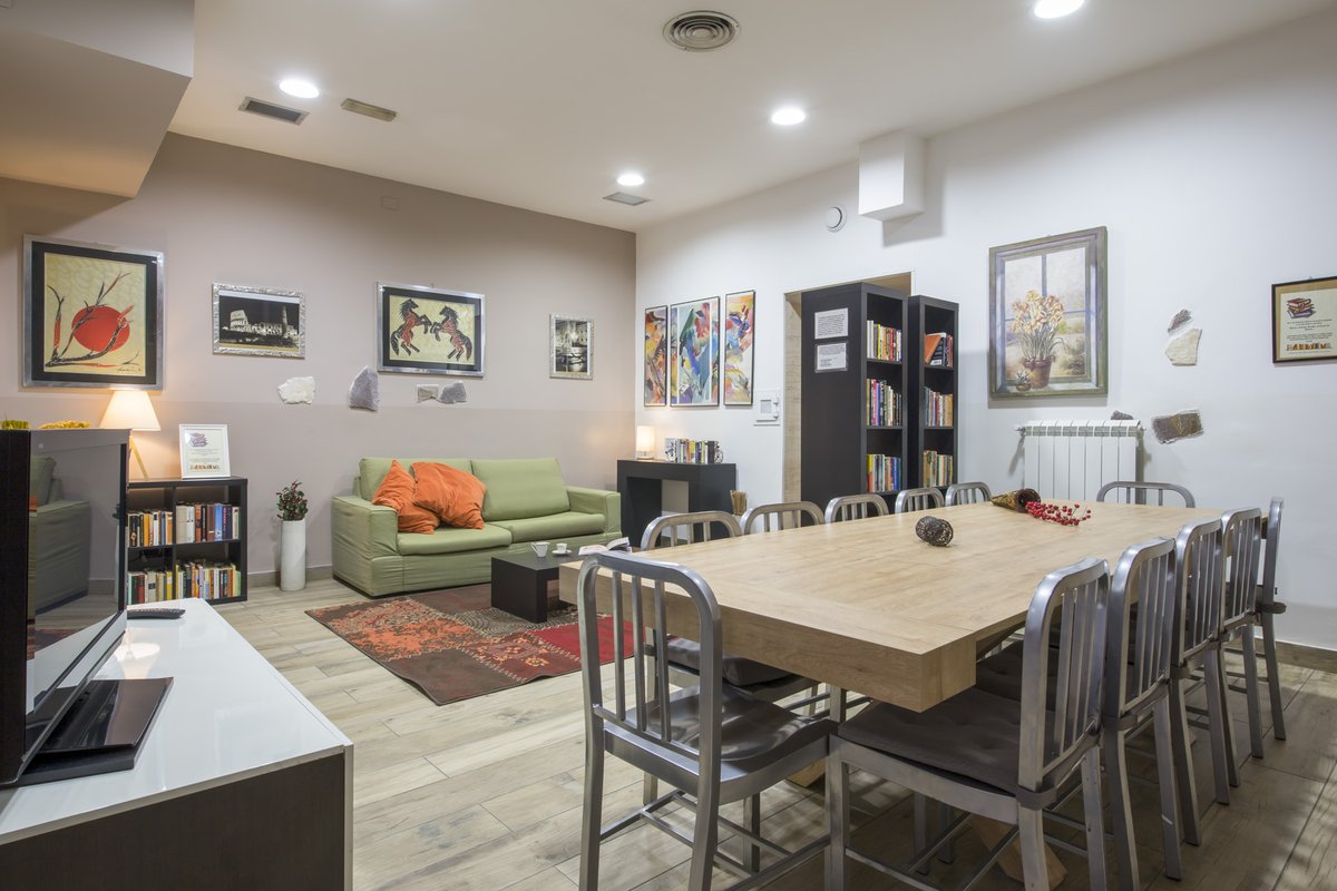 Large Home for Families & Groups near Colosseum