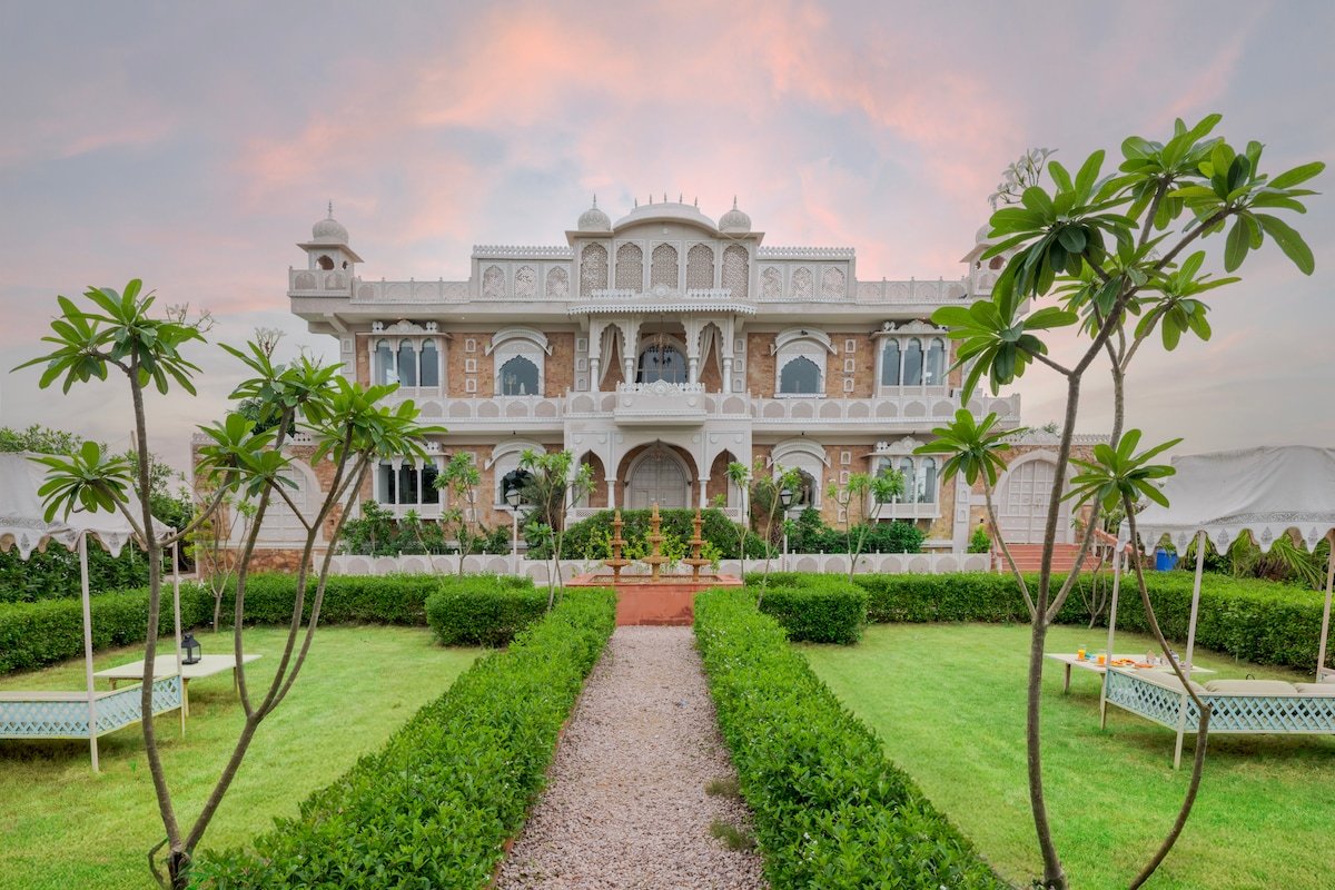 Heritage-style Mansion with a Jacuzzi and Pool