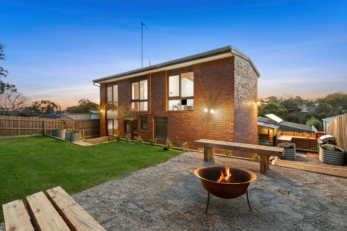 Beachside Weekender with Spa Sleeps 11-13