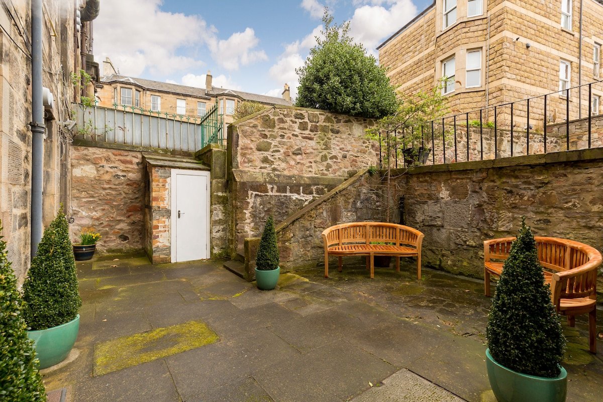 3 bed apartment ideal for Royal Mile & Old Town gallery image 3