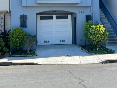 Modern 5 Bedroom/4 Bathroom-superb location!