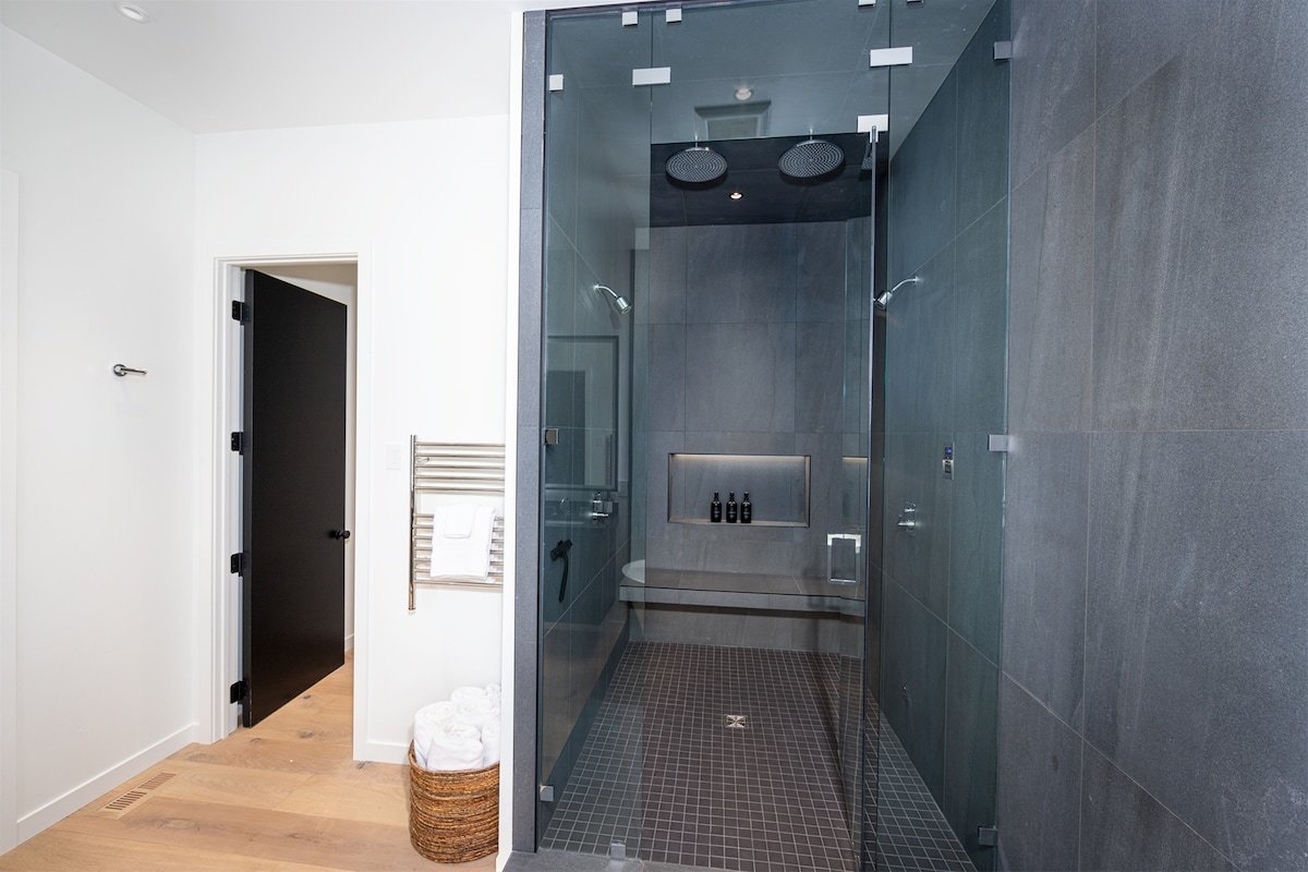 Summit at Whitefish Mtn Resort *6 King Suites* gallery image 3