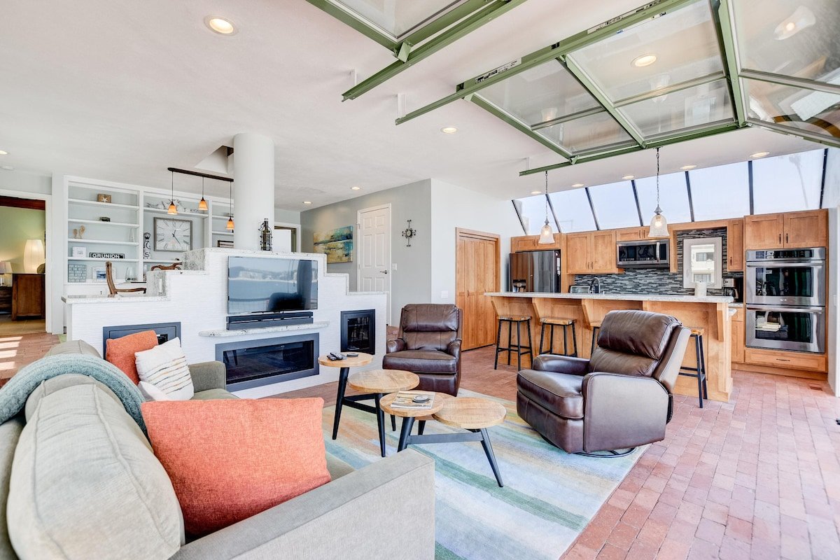 Bay Front, Roll Up Glass Walls, Roof deck Jacuzzi! gallery image 4