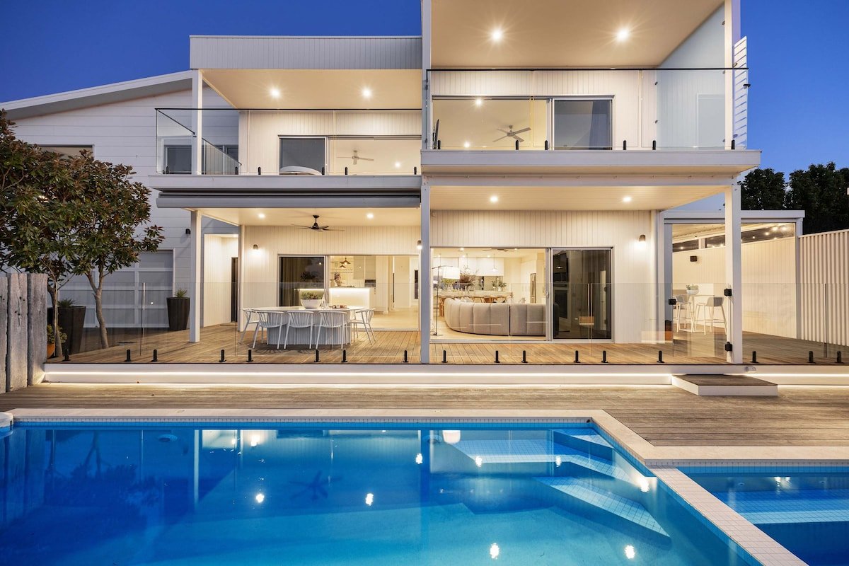 The Hull | Luxury Pool, Sauna, Spa, Tennis Court gallery image 3