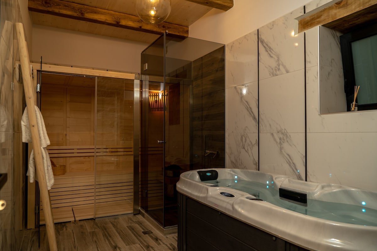 Villa Bespoke, sea view, heated pool, jacuzzi, 2BD gallery image 3